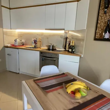 Arol Apartment, 아파트 *